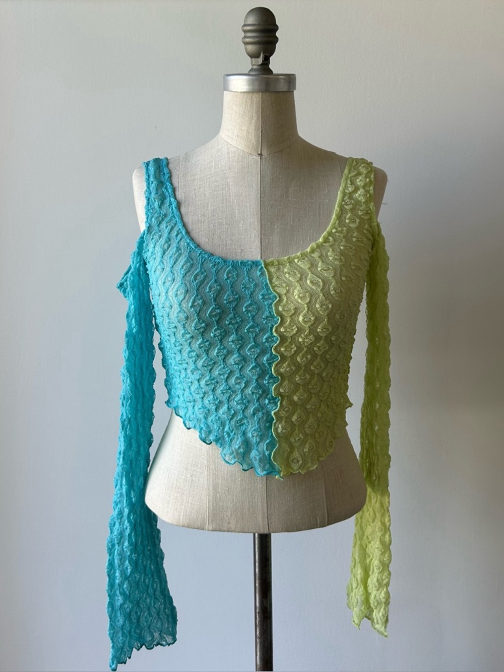 NWT Urban Outfitters cold-shoulder top with popcorn knit texture